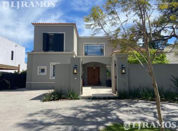 Casa · 300m² · 4 Ambientes · Verano 2027 - Desde El 23/1/27 Al 6/2/27 - Barrio Cerrado Santa Paula - Lomas de San Isidro