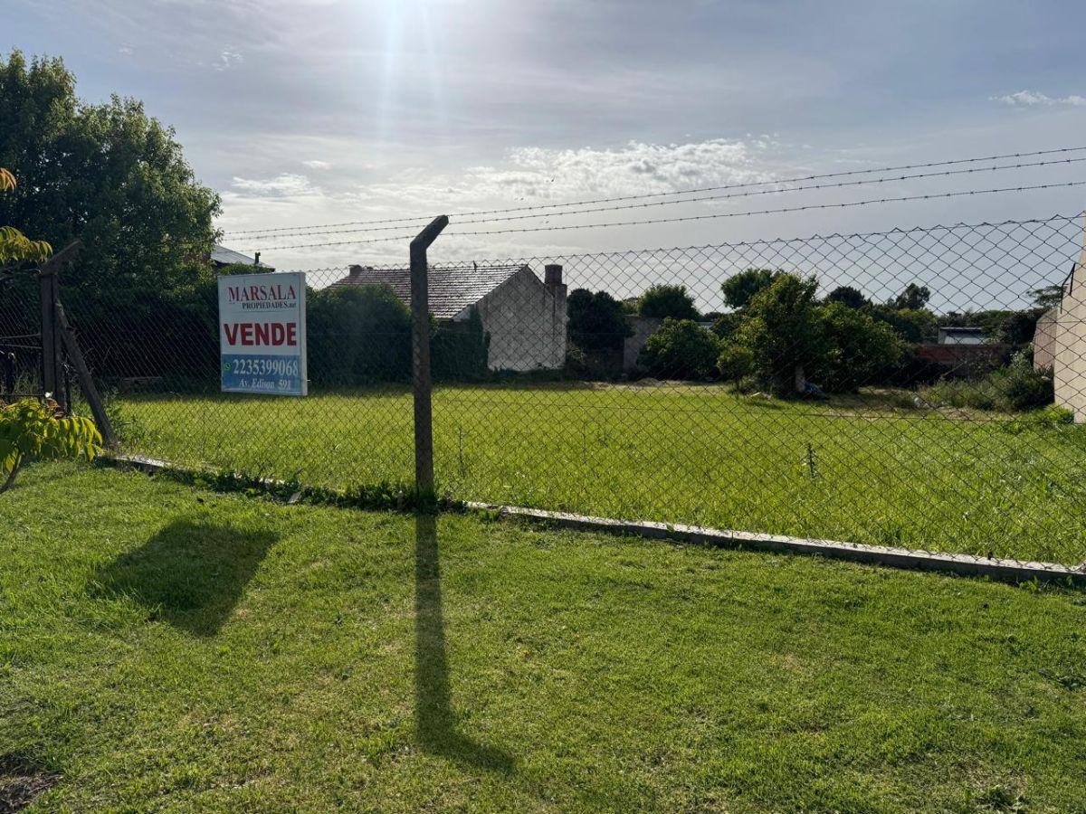 Excelente oportunidad en zona residencial de Mar del Plata. Se ofrecen dos lotes de 450 m² cada uno