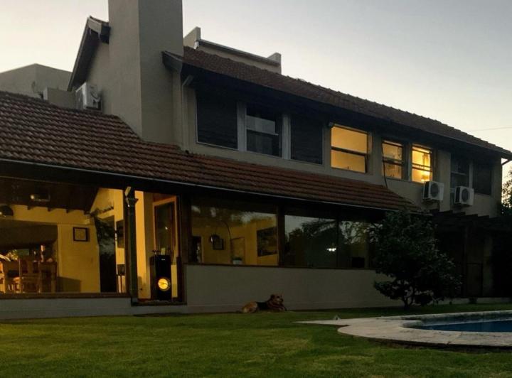 Casa · 1200m² · 5 Ambientes · 2 Cocheras