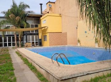 Casa · 158m² · 3 Ambientes · 4 Cocheras · Venta Casa Tipo Loft B° S. Juan Bautista con Pileta