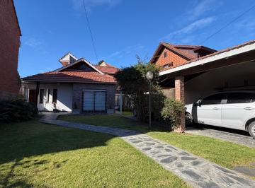 Imagen1 · Chalet de 4 Ambientes con Entrada de Autos, Parque y Quincho.