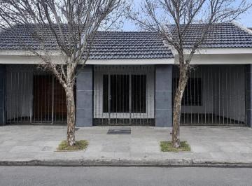 Casa · 146m² · 3 Ambientes · 3 Cocheras · Se Vende Casa 2d. - Cochera P/3 Autos - Quincho - Gran Patio Verde