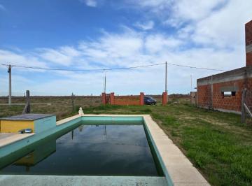 Casa · 65m² · 2 Ambientes · 1 Cochera · Terreno con Pileta y Vivienda 300 m² - Altos de Piñero