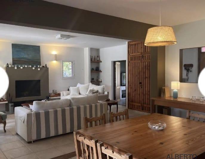 Casa · 250m² · 7 Ambientes · 4 Cocheras