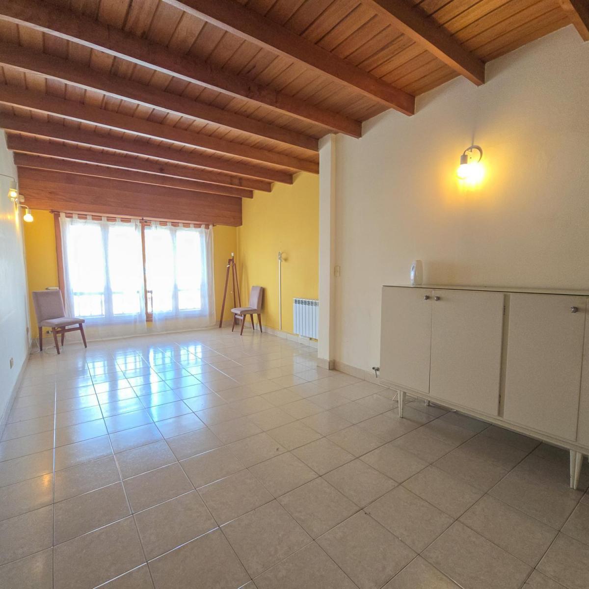 Departamento dos ambientes tipo dúplex con patio