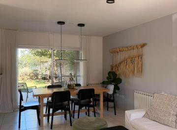 Casa · 175m² · 4 Ambientes · 2 Cocheras · Venta 3 Dorm. en Rossen, Valle Escondido