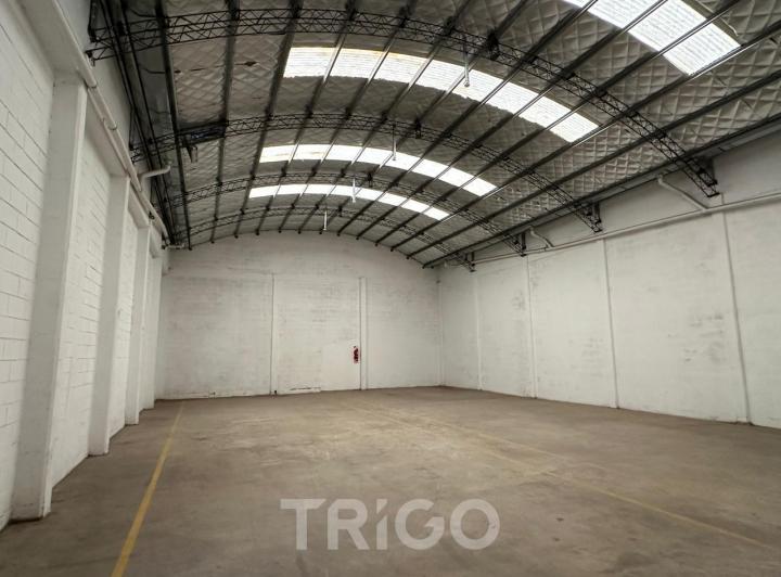 Depósito · 920m² · 2 Ambientes · 5 Cocheras