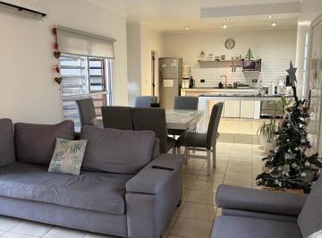 Casa · 103m² · 3 Ambientes · 1 Cochera · Casa en Venta 2 Dorm. con Pileta Barrio Aeropuerto La Plata