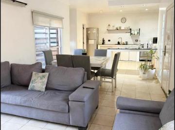 Casa · 103m² · 3 Ambientes · 1 Cochera · Casa en Venta 2 Dorm. con Pileta Barrio Aeropuerto La Plata