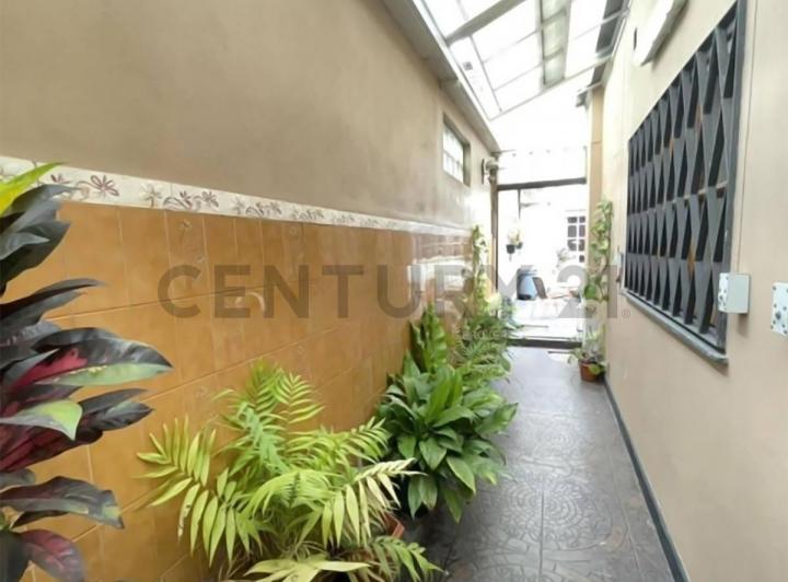 Casa · 104m² · 5 Ambientes · 2 Cocheras