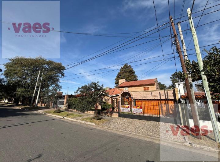 Casa · 324m² · 8 Ambientes · 3 Cocheras
