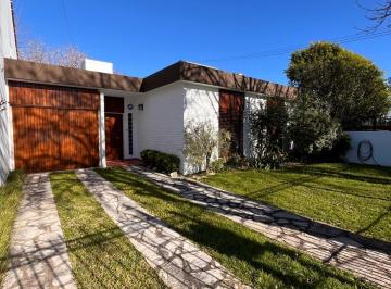 Casa · 211m² · 4 Ambientes · 1 Cochera · Casa en Venta Adrogue