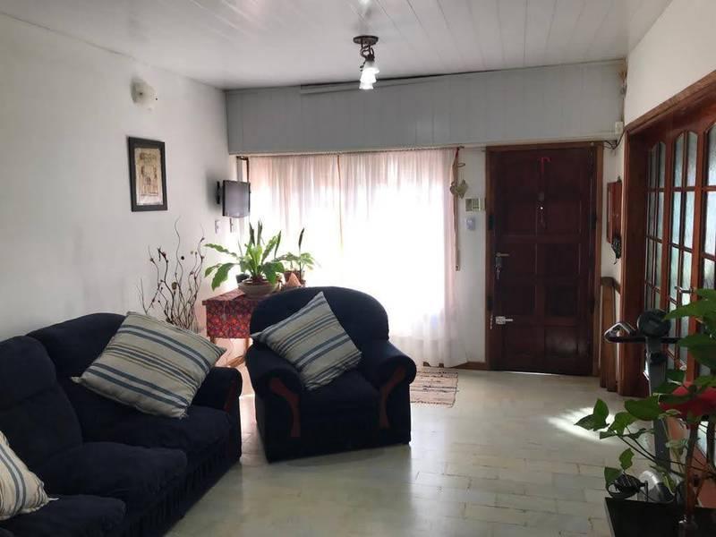 Excelente Casa De 4 Ambientes - Living Con Amplio Ventanal A La Calle