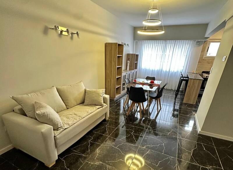 Dos ambientes amplio externo con ventanal - Cocina integrada - Centro