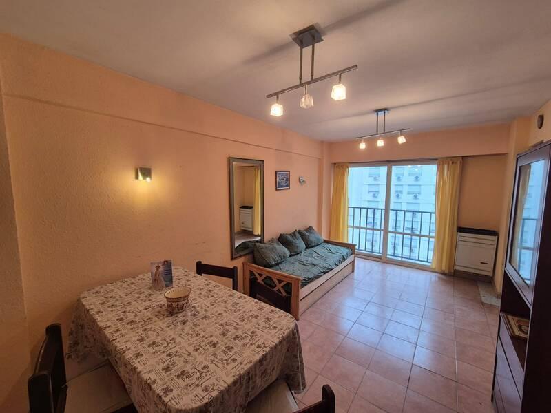 Dos ambientes al lateral abierto super luminoso - Living-comedor amplio con ventanal - Alcoba o escritorio - Dormitorio con placard empotrado - Cocina separada con ventilación natural - Espacio lavadero