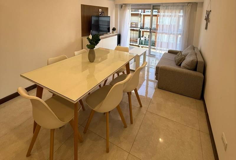 Tres ambientes a la calle con balcón corrido - Living-comedor a la calle con salida al balcón - Dormitorio principal a la calle - Dormitorio secundario al contrafrente - Cocina separada totalmente equ
