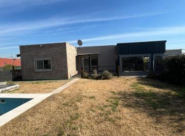 Casa · 80m² · 3 Ambientes · 1 Cochera · Casa - Roldán