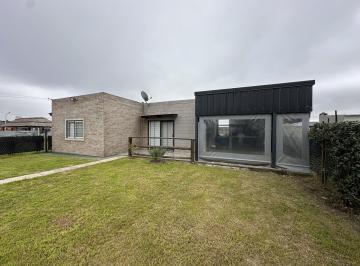 Casa · 80m² · 3 Ambientes · 1 Cochera · Casa - Roldán