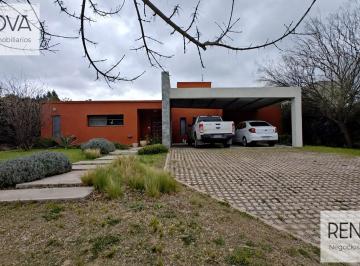 Casa · 285m² · 6 Ambientes · 2 Cocheras · Hermosa Casa en Planta Baja en Barrio Chacra Escondida! Apta Credito.
