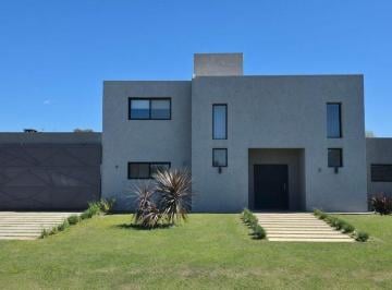 Casa · 240m² · 6 Ambientes · 4 Cocheras · Venta Casa Estacion del Carmen 4 Dorm Pileta 2250 m²