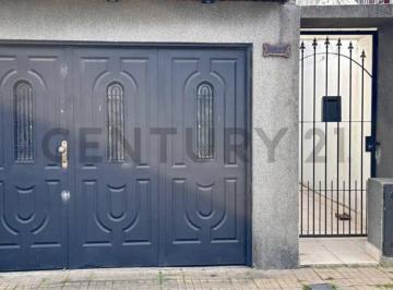 PH · 51m² · 3 Ambientes · 1 Cochera · PH de 2 Dorm. en Venta en Los Hornos