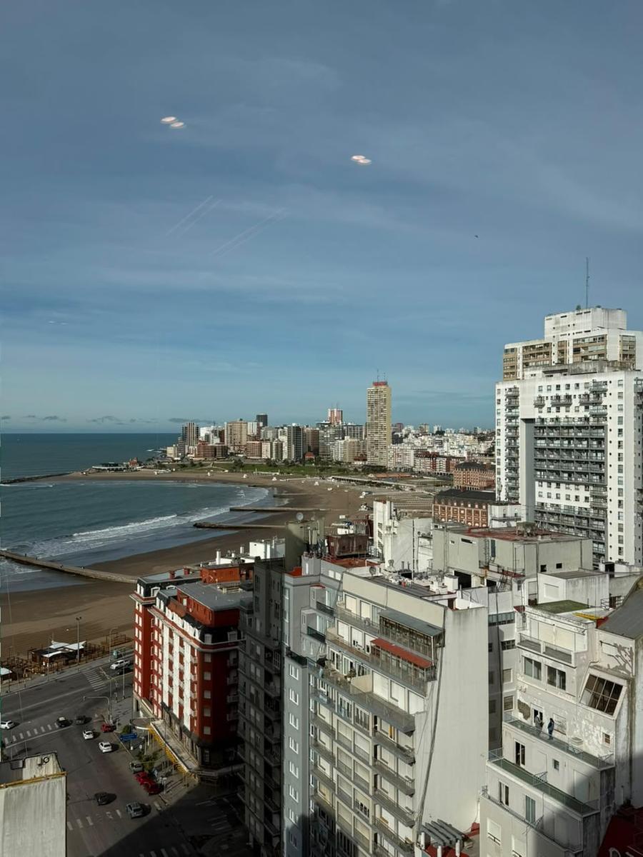 Departamento de 3 ambientes A la calle con balcón saliente con vistas al mar