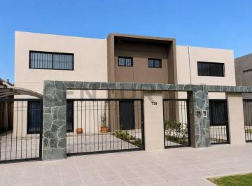 Casa · 150m² · 4 Ambientes · 1 Cochera · Venta Casa 4 Ambientes con Gran Parque, Parrilla y Cochera – Villa Alemania, Hurlingham
