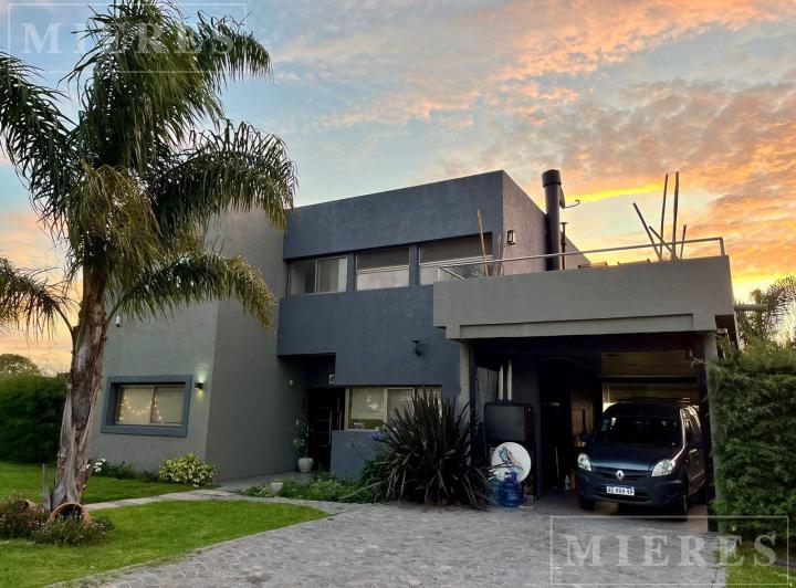 Casa · 170m² · 5 Ambientes · 2 Cocheras