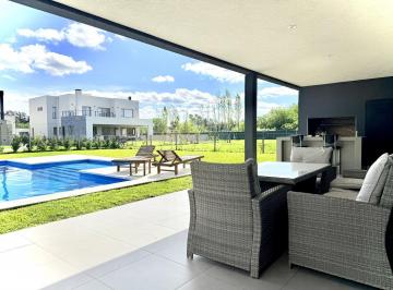 Casa · 208m² · 6 Ambientes · 2 Cocheras · Casa en Venta 6 Ambientes en Chateau Pilar, Financiacion