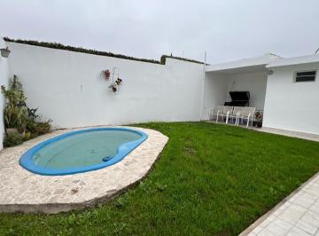Casa · 185m² · 3 Ambientes · 4 Cocheras · Hermosa Casa en 1 Sola Planta de 3 Dorm. en Barrio San Francisco! Apto Credito!