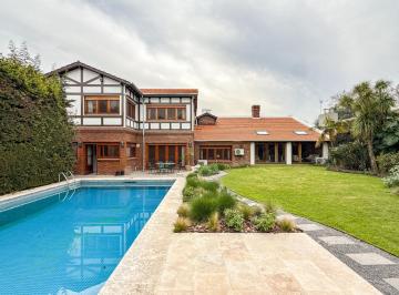 Casa · 455m² · 6 Ambientes · 4 Cocheras · Casa en Venta de 6 Ambientes con Jardin en Martínez