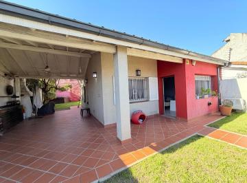 Casa · 84m² · 3 Ambientes · 2 Cocheras · Venta Casa 3 Ambientes Villa Luzuriaga con Jardín