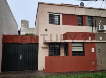 Casa · 67m² · 3 Ambientes · 2 Cocheras · Duplex de 2 Dorm. en Venta en Los Hornos