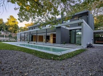 Casa · 270m² · 5 Ambientes · 2 Cocheras · Casa a Estrenar en Las Lomas de San Isidro. 3 Dorm.. Pileta. Galería.