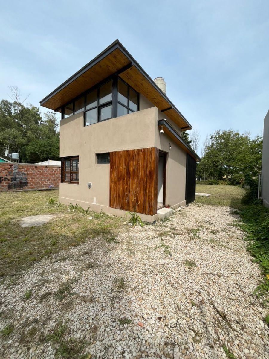 Chalet edificado sobre un amplio lote, con proyección a seguir edificando, en un lindo barrio de la ciudad, con mucho espacio verde para disfrutar!