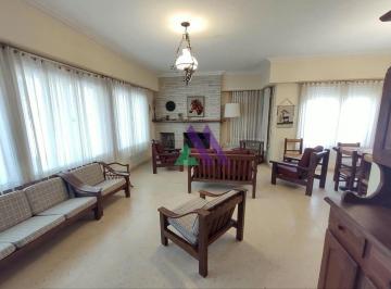Casa de 5 ambientes, Miramar · Chalet de 3 Dorm. con Dependencia Ubicado a Una Cuadra de La Playa. Miramar