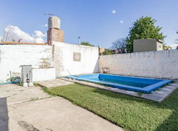 Casa · 70m² · 4 Ambientes · 1 Cochera · Casa 4 Amb Hurlingham con Parque y Pileta