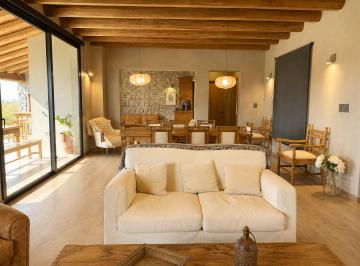 Casa de 7 ambientes, Chacras de Coria · Tittarelli Vende Casa en Barrio Las Catalpas. Nueva.