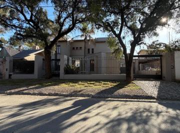 Casa · 250m² · 8 Ambientes · Casa de Categoria 4 Dorm Villa Allende