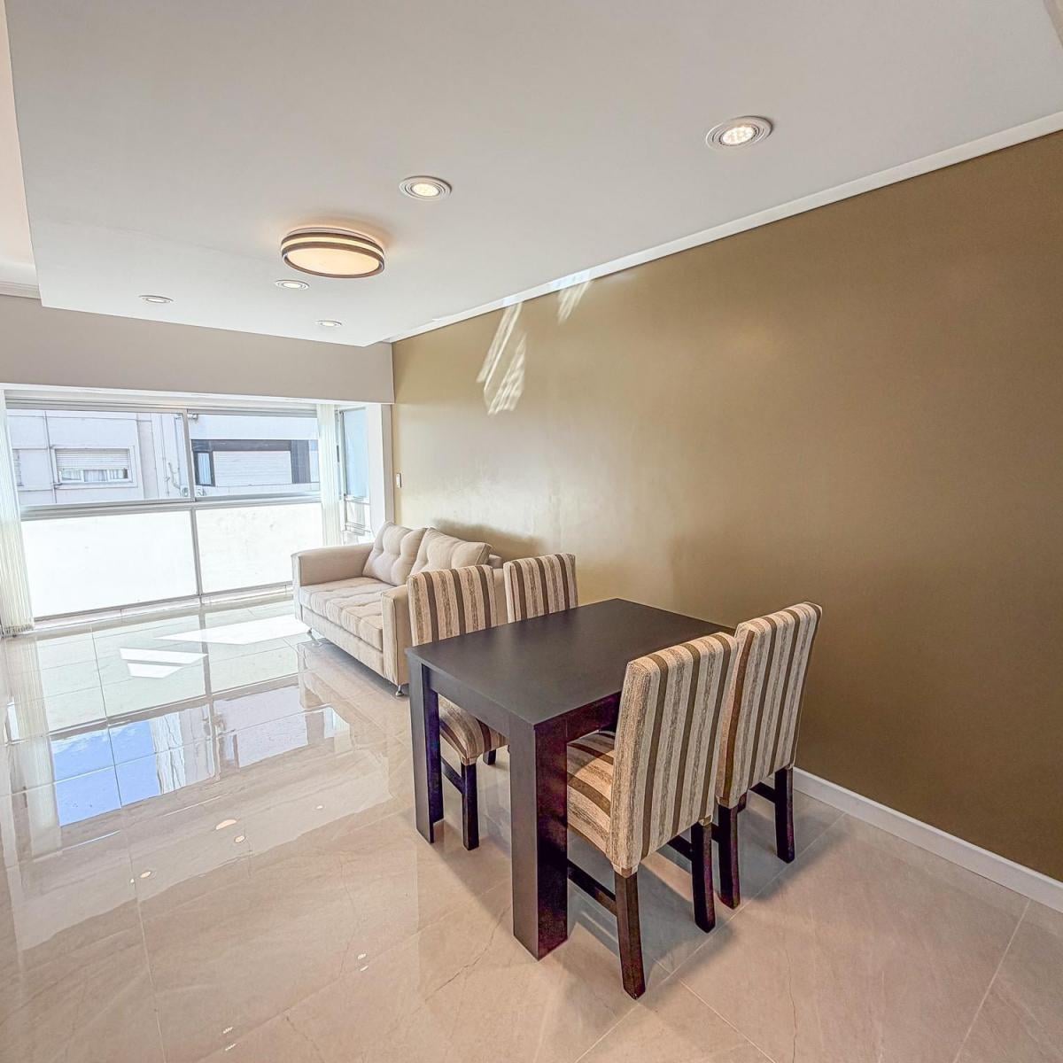 Departamento de 2 ambientes totalmente reciclado. Amplio living comedor a la calle.