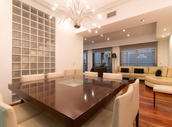 Casa · 300m² · 6 Ambientes · 2 Cocheras