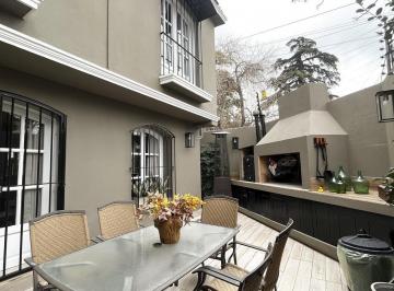 Casa · 260m² · 8 Ambientes · 1 Cochera · Casa Esquina en Venta Frente a Plaza Biritos. Godoy Cruz | Apta Profesional