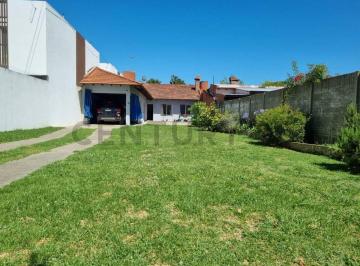Casa · 120m² · 2 Ambientes · 1 Cochera · Casa de 1 Dormitorio y Parque Amplio en City Bell