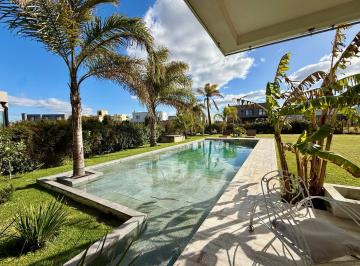 Casa · 270m² · 5 Ambientes · 3 Cocheras · Casa en Alquiler o Venta en San Rafael