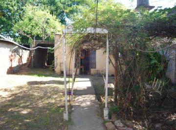 Casa · 68m² · 3 Ambientes · 1 Cochera · Casa de 2 Dormis a Reciclar