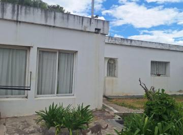 Casa · 691m² · 6 Ambientes · Casa en Alejandro Centeno en Terreno Amplio