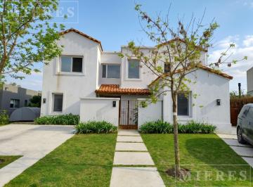 Casa · 276m² · 4 Ambientes · Muy Linda Casa en Alquiler de Verano a La Laguna en San Francisco, Villanueva.
