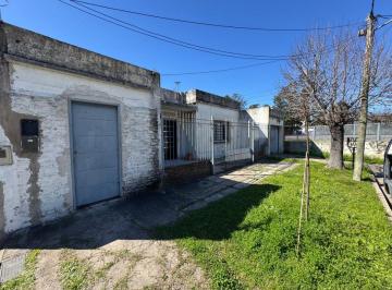 Casa de 3 ambientes, Esteban Echeverría · Muy Buena Propiedad con Amplio Lote y Dpto. Al Fondo a m de La Estacion de Luis Guillon