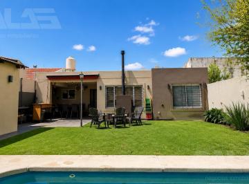 Casa · 400m² · 4 Ambientes · 2 Cocheras · Casa 4 Ambientes - 3 Dorm. - 2 Baños - Parque - Pileta - Ituzaingó Sur