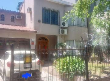 Casa · 211m² · 4 Ambientes · 1 Cochera · Venta Casa 4 Amb con Quincho S/lote Propio Moreno